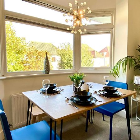 2 Min Walk To The Best Beach! Stunning Newly Refurbished Stylish 2 Bedroom Apartment! - Great Location - Free Parking - Fast Wifi - Smart Tv - Sleeps Up To 4! Close To Bournemouth & Poole Town Centre & Sandbanks Kültér fotó