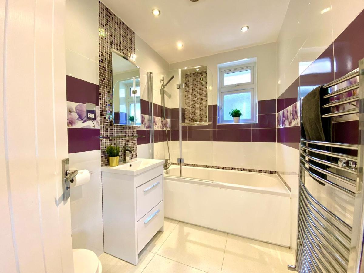 2 Min Walk To The Best Beach! Stunning Newly Refurbished Stylish 2 Bedroom Apartment! - Great Location - Free Parking - Fast Wifi - Smart Tv - Sleeps Up To 4! Close To Bournemouth & Poole Town Centre & Sandbanks Kültér fotó