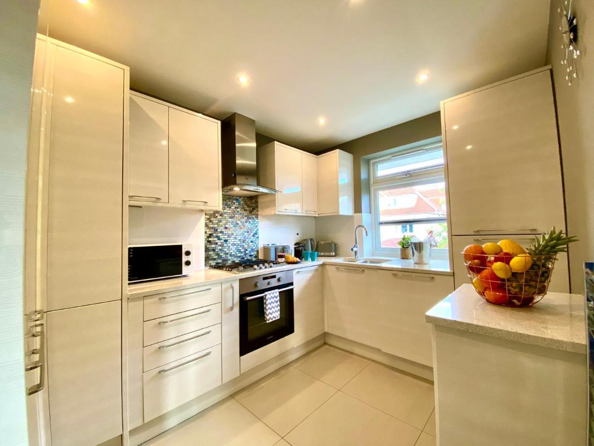 2 Min Walk To The Best Beach! Stunning Newly Refurbished Stylish 2 Bedroom Apartment! - Great Location - Free Parking - Fast Wifi - Smart Tv - Sleeps Up To 4! Close To Bournemouth & Poole Town Centre & Sandbanks Kültér fotó