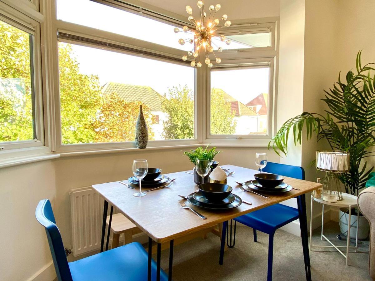 2 Min Walk To The Best Beach! Stunning Newly Refurbished Stylish 2 Bedroom Apartment! - Great Location - Free Parking - Fast Wifi - Smart Tv - Sleeps Up To 4! Close To Bournemouth & Poole Town Centre & Sandbanks Kültér fotó