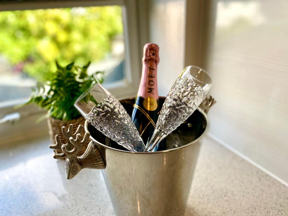 2 Min Walk To The Best Beach! Stunning Newly Refurbished Stylish 2 Bedroom Apartment! - Great Location - Free Parking - Fast Wifi - Smart Tv - Sleeps Up To 4! Close To Bournemouth & Poole Town Centre & Sandbanks Kültér fotó