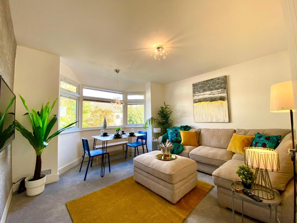 2 Min Walk To The Best Beach! Stunning Newly Refurbished Stylish 2 Bedroom Apartment! - Great Location - Free Parking - Fast Wifi - Smart Tv - Sleeps Up To 4! Close To Bournemouth & Poole Town Centre & Sandbanks Kültér fotó