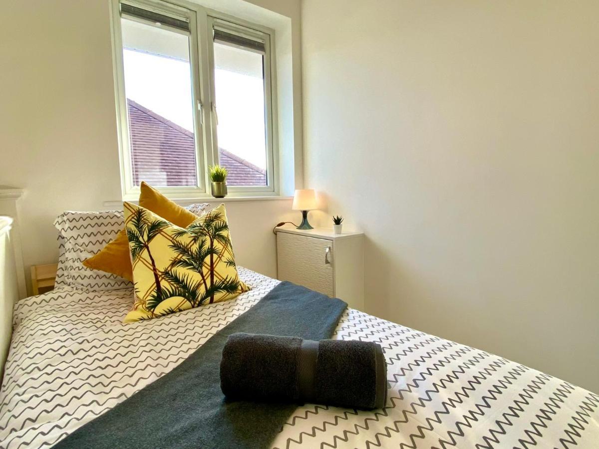 2 Min Walk To The Best Beach! Stunning Newly Refurbished Stylish 2 Bedroom Apartment! - Great Location - Free Parking - Fast Wifi - Smart Tv - Sleeps Up To 4! Close To Bournemouth & Poole Town Centre & Sandbanks Kültér fotó