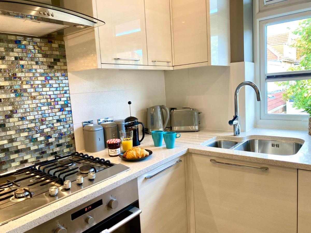 2 Min Walk To The Best Beach! Stunning Newly Refurbished Stylish 2 Bedroom Apartment! - Great Location - Free Parking - Fast Wifi - Smart Tv - Sleeps Up To 4! Close To Bournemouth & Poole Town Centre & Sandbanks Kültér fotó